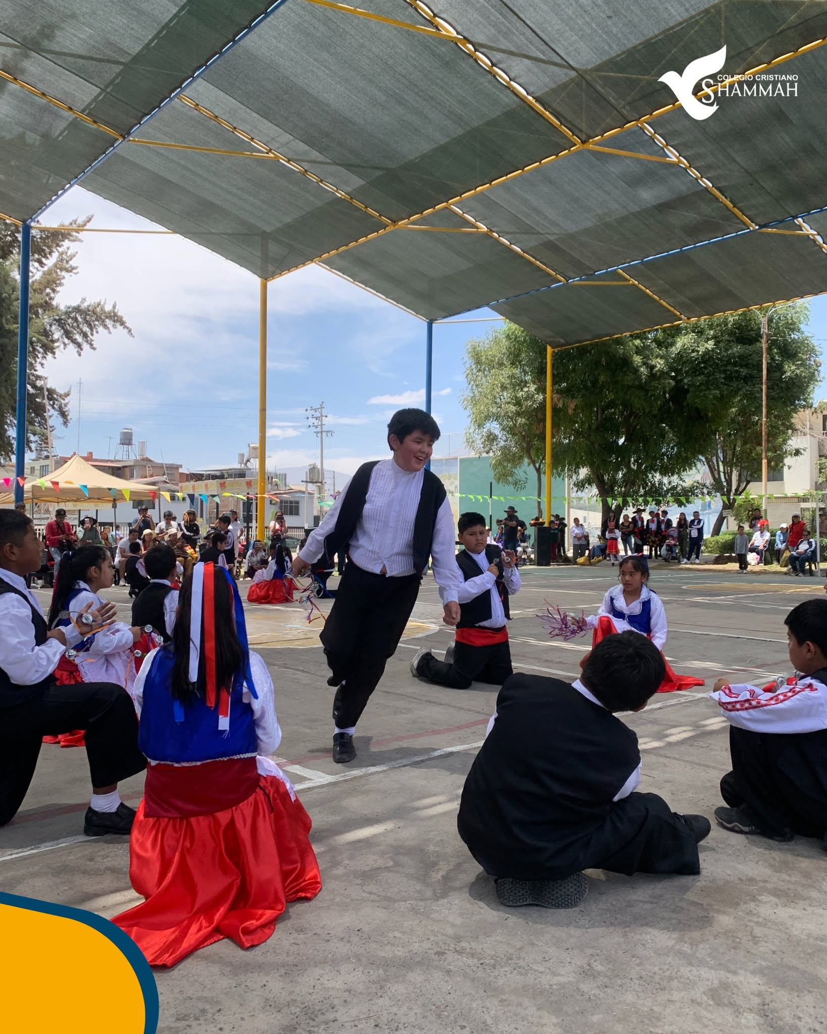 Estudiantes bailando danza tradicional peruana en el colegio